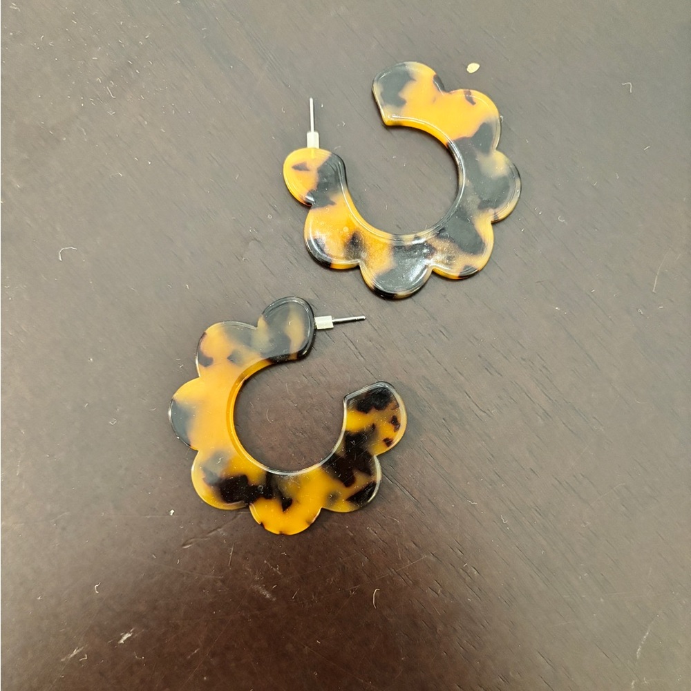Acrylic Tortoiseshell Scallop Hoop Earrings